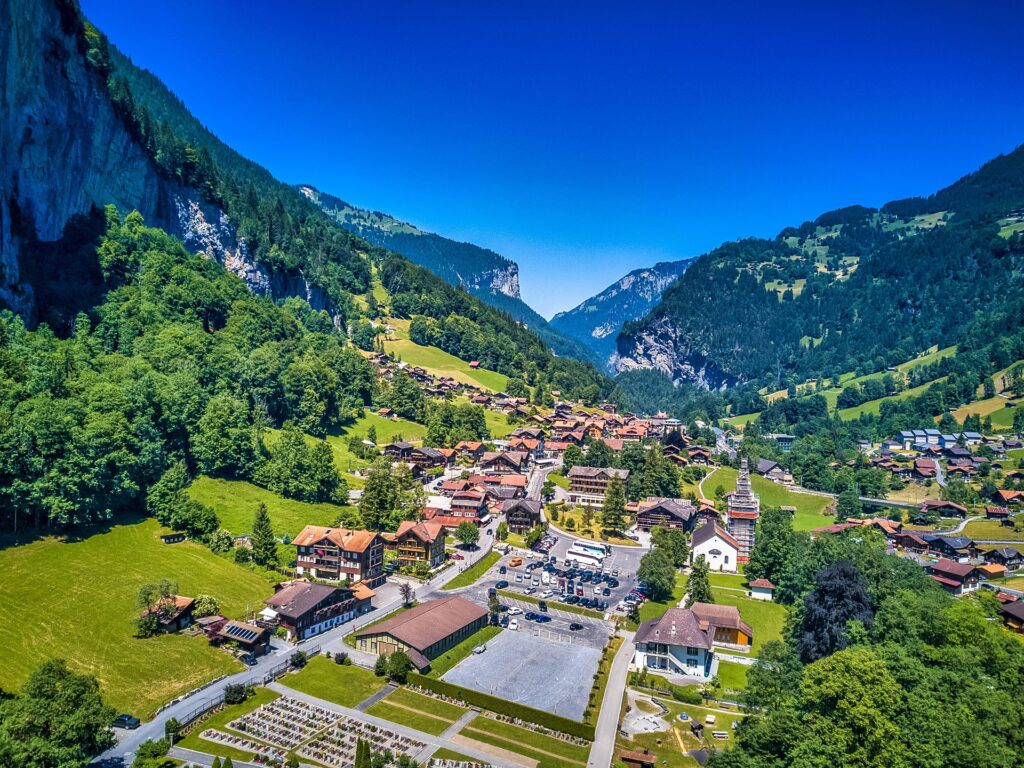 Immobilienbesitz in der Schweiz: Privat oder über eine GmbH/AG? Was lohnt sich wirklich?